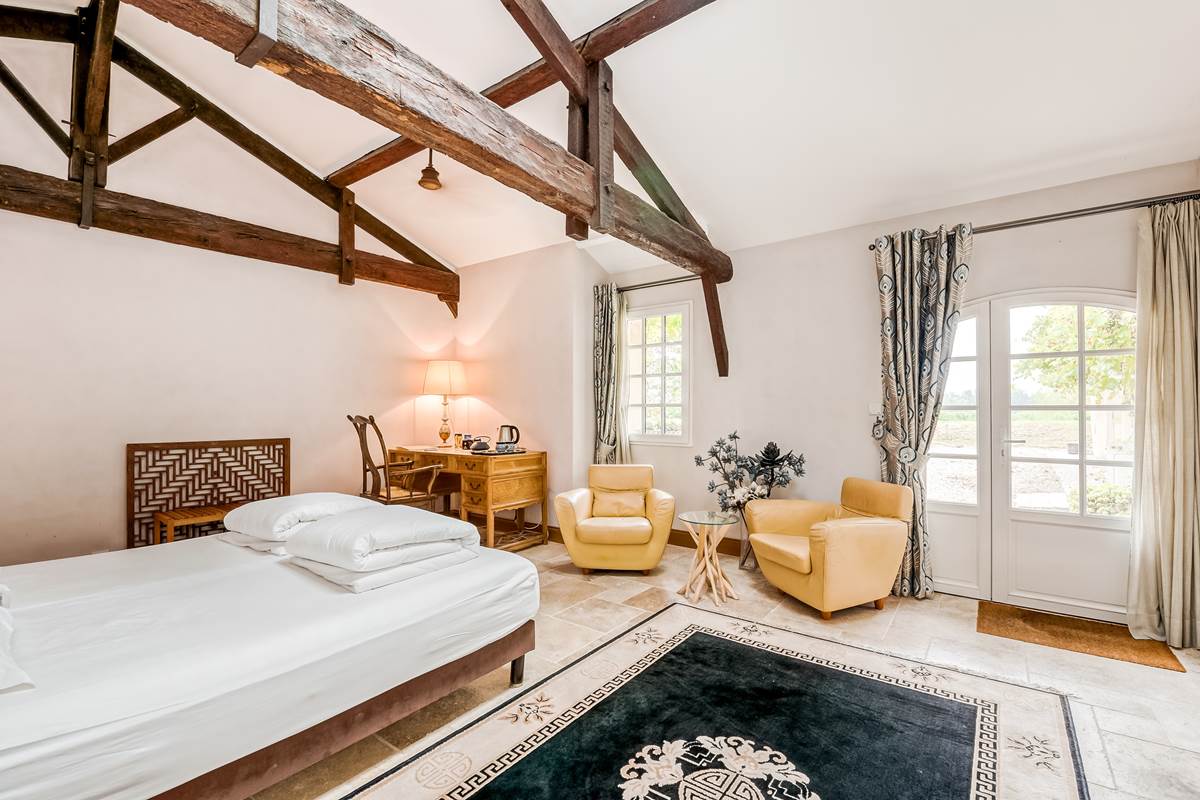 Chambre lit double, rez de chaussée, chambre prestige, salle de bain privative, vue jardin et rivière, vignoble, chambres d'hôtes