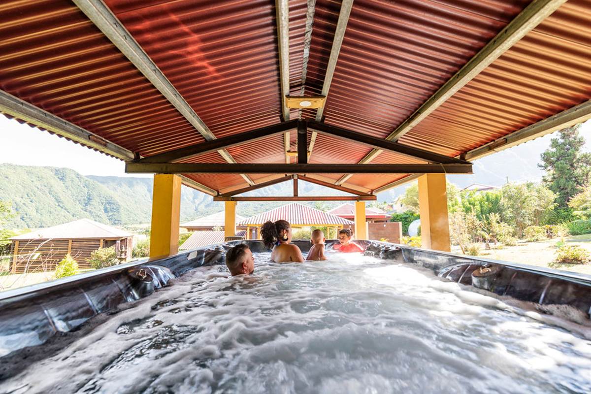 Spa de Nage Jacuzzi les bungalows des makes