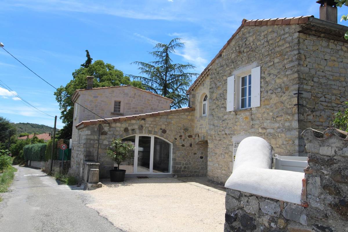 location gîte de groupe avec piscine au grand domaine Montloubier à Villeneuve de berg en ardèche et Rhône alpes 16 à 24 personnes