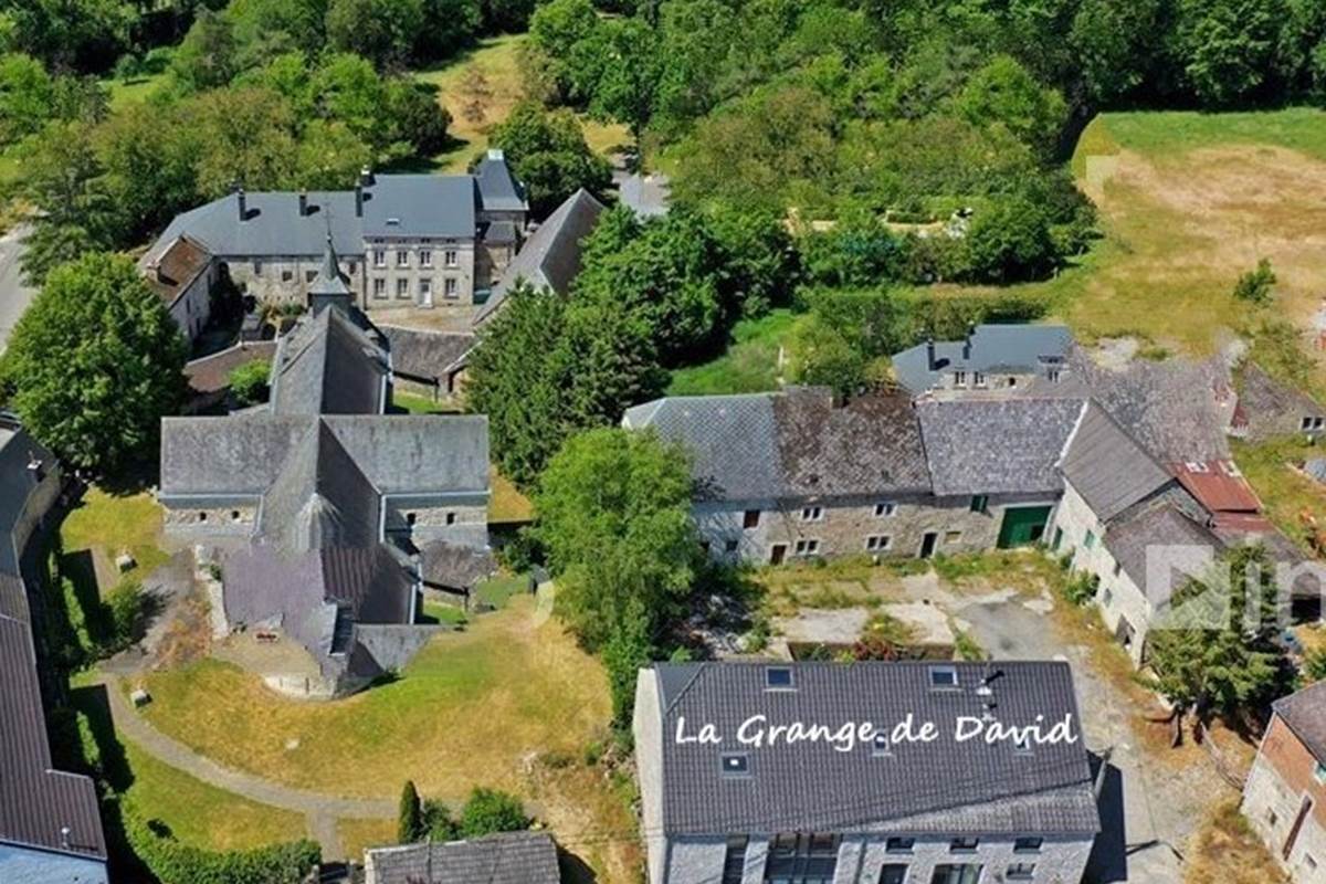 Le gîte jouxte l'église classée