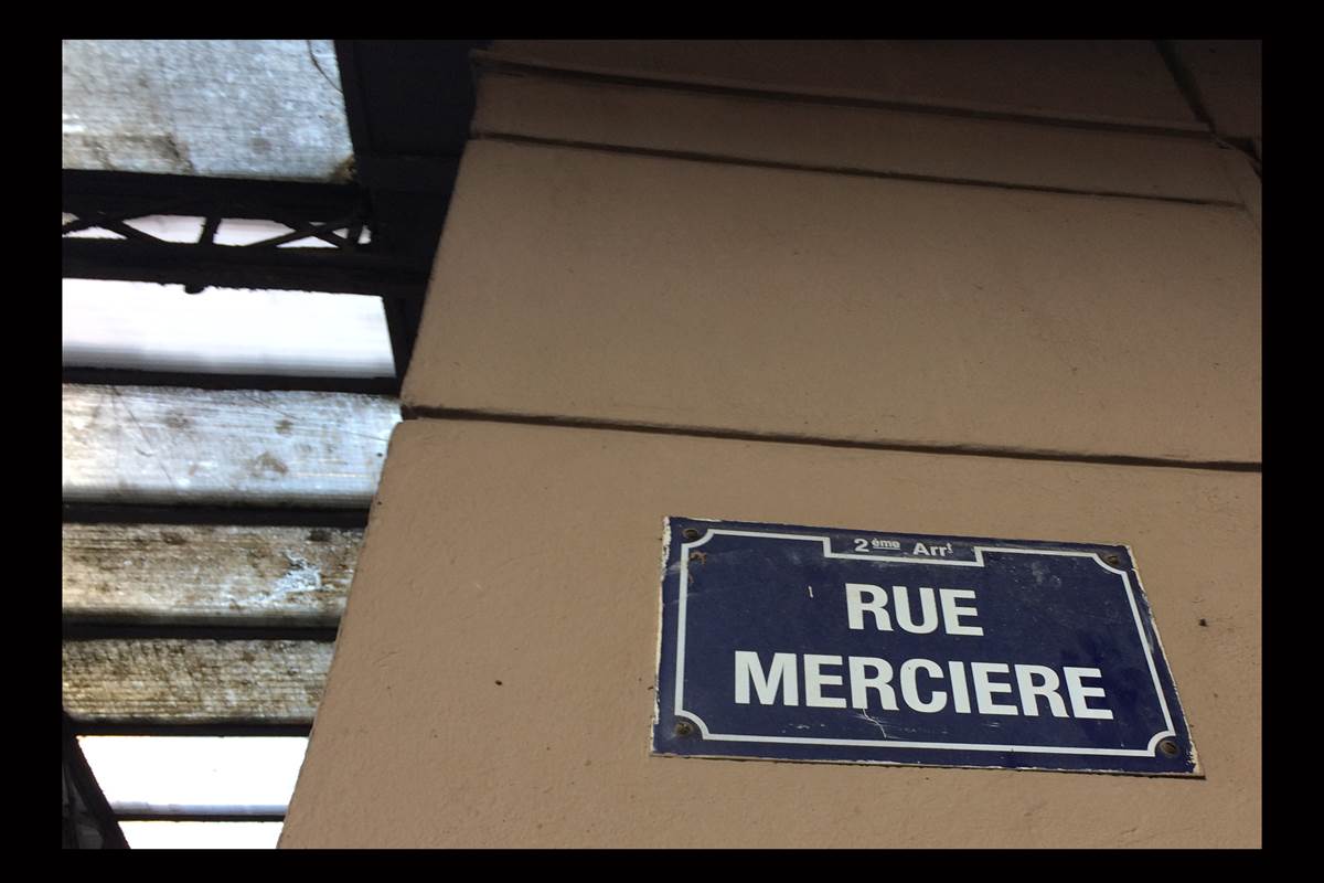 A deux minutes à pied du studio : la célèbre rue Mercière