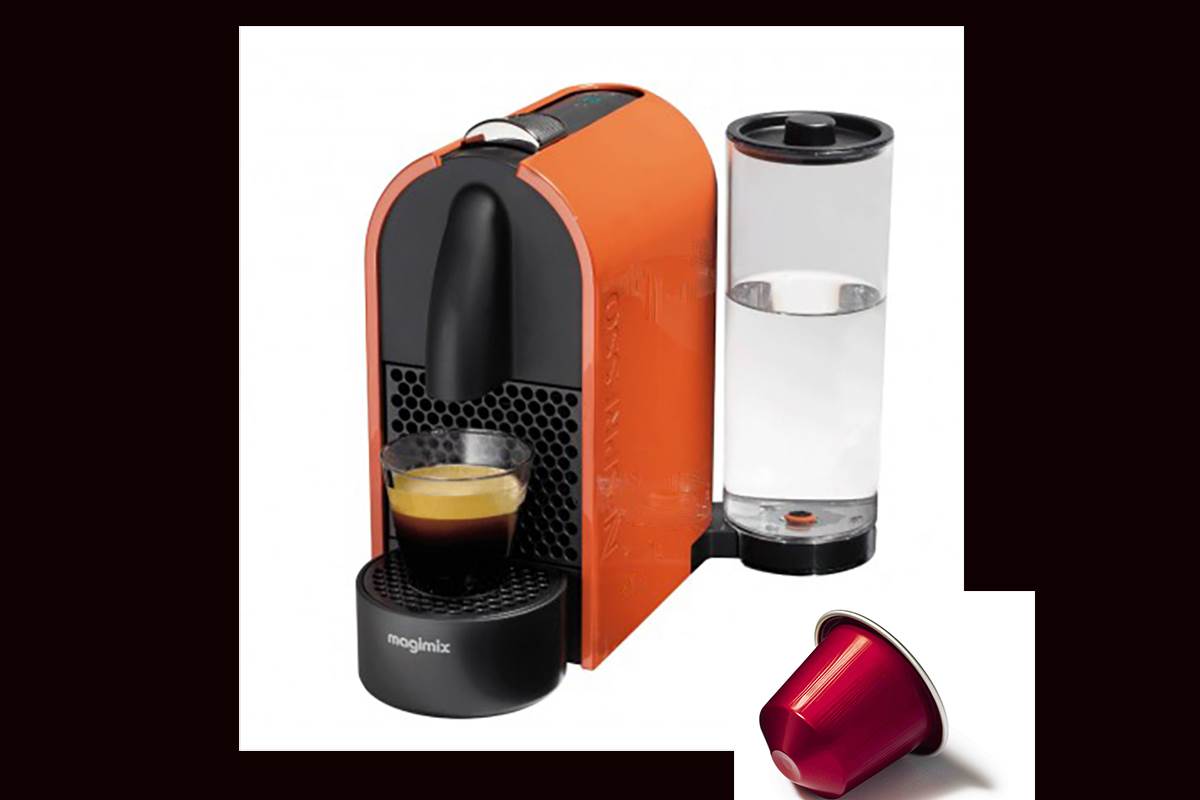 Cafetière Nespresso, les cartouches sont fournies.