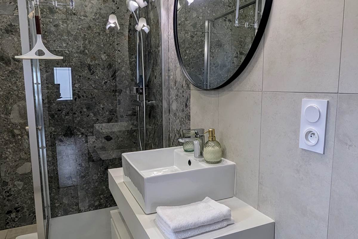 Salle d'eau rez-de-chaussée au Cémarose Epernay