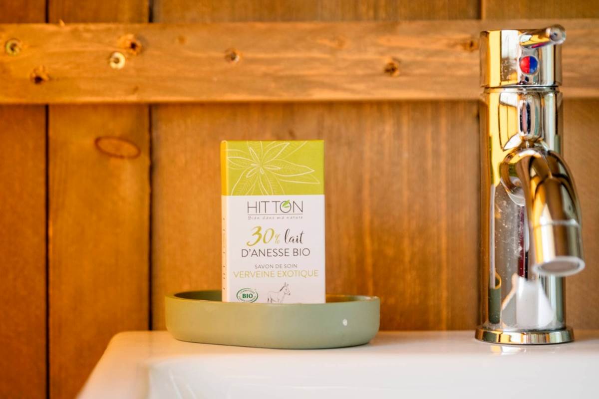 détail savon d'accueil salle de bain écolodges