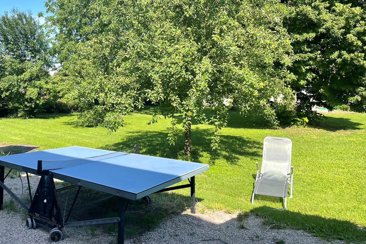 Le Verger avec une table de ping-pong