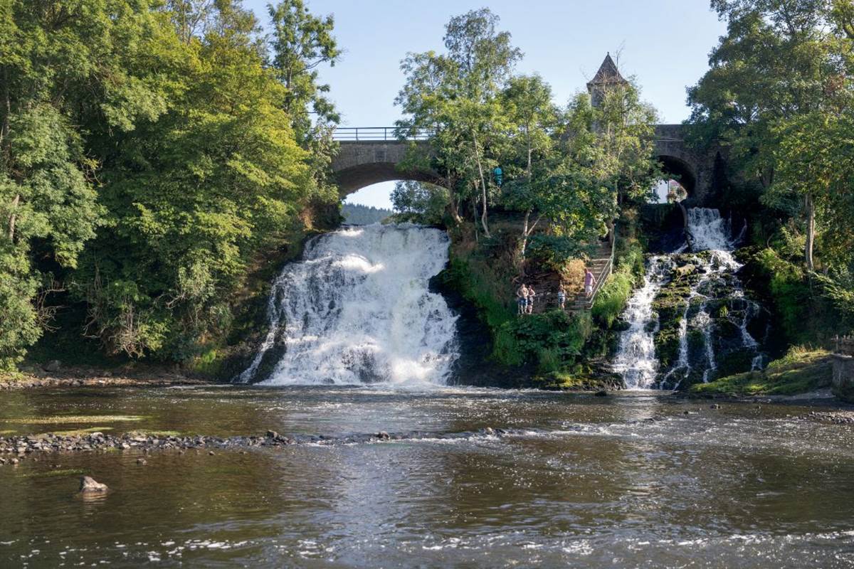 Cascades et lacs naturels