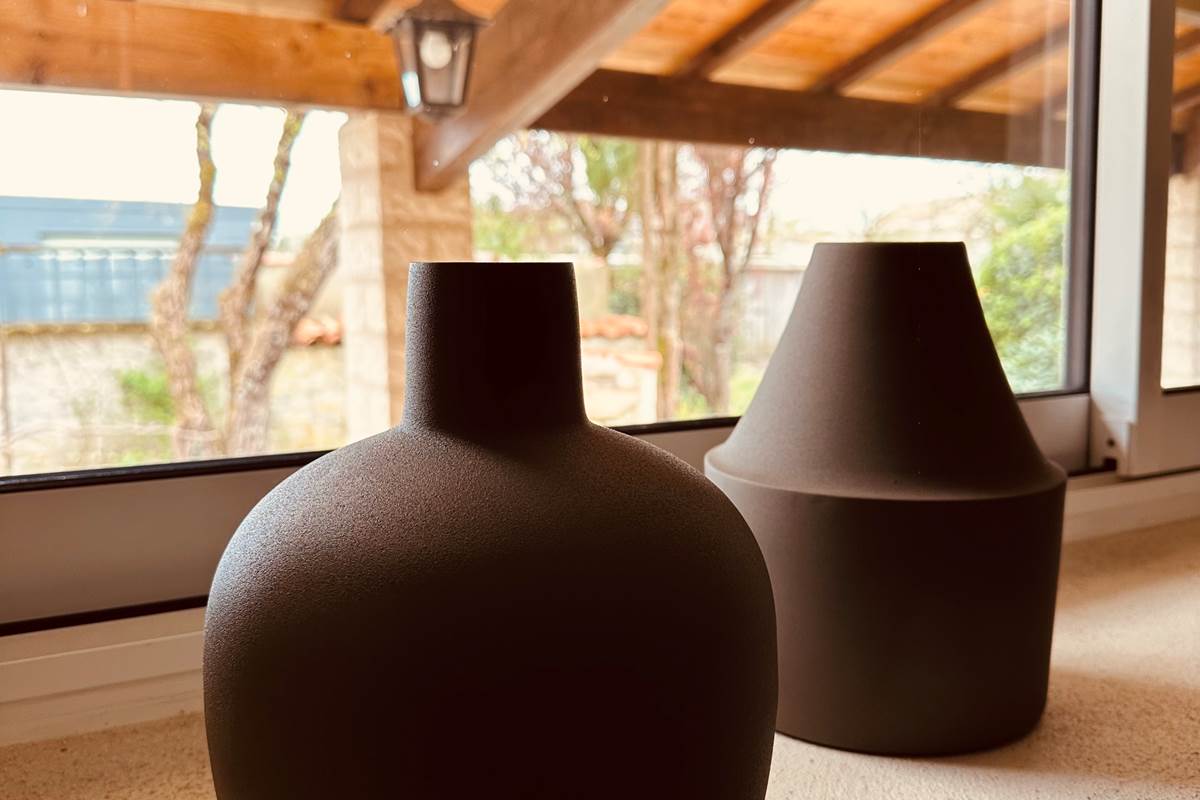 Salle à manger vue BBQ pots de fleurs_La Cavalerie