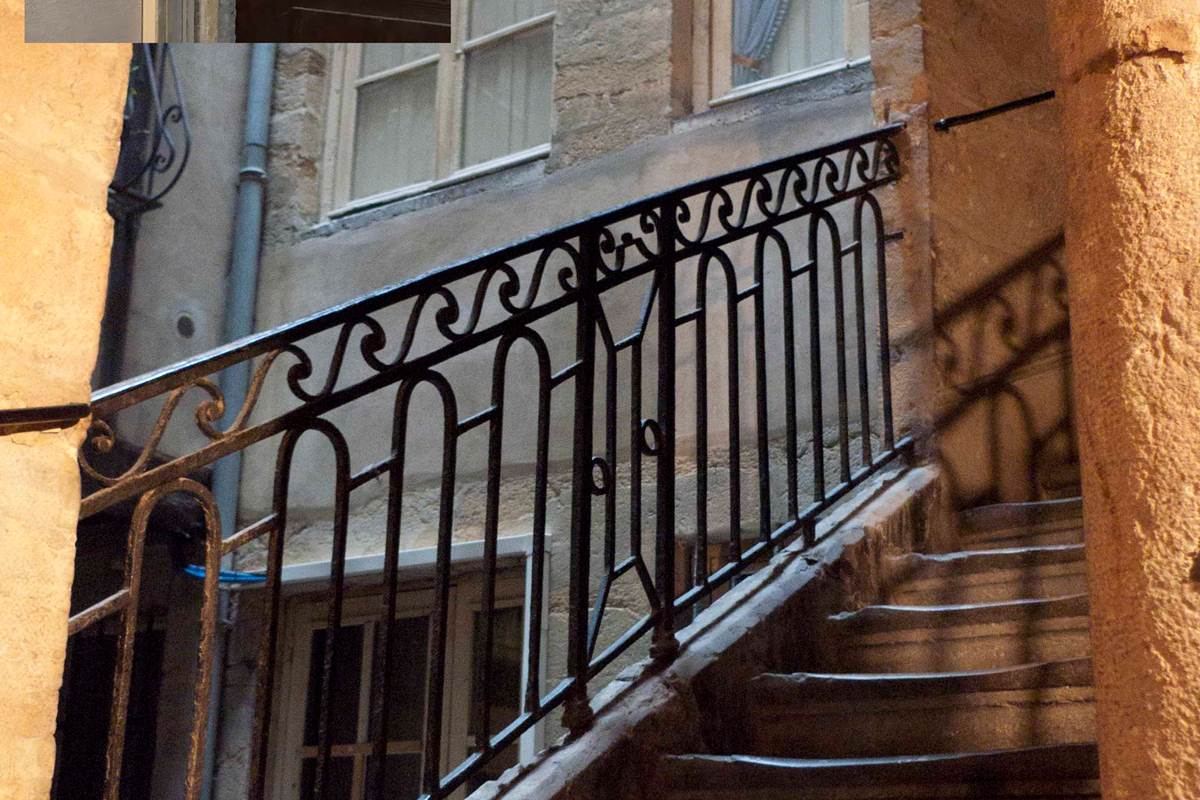 l'escalier intérieur de l'immeuble