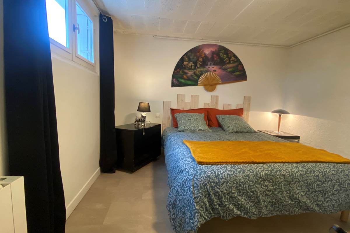 grande chambre dans l'appartement du rez de chaussée