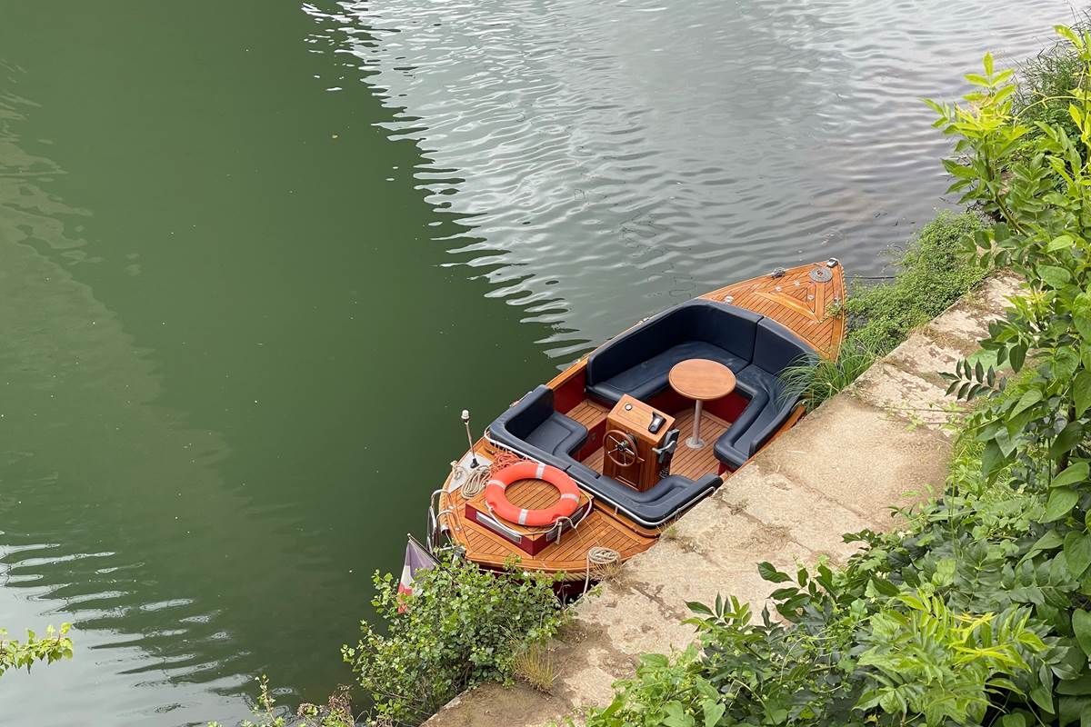 Daphné amarré sous le Pont Vieux, pour une surprise romantique inoubliable
