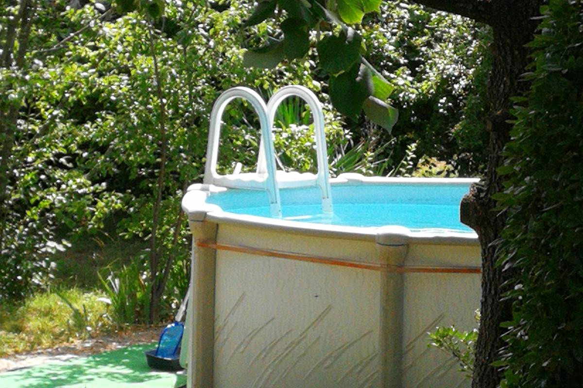 vue sur les monts d'Ardèche du gîte familial, gîte familial convivial et de regroupement d'amis en ardèche rhone alpes pde 16 à 24 personnes.