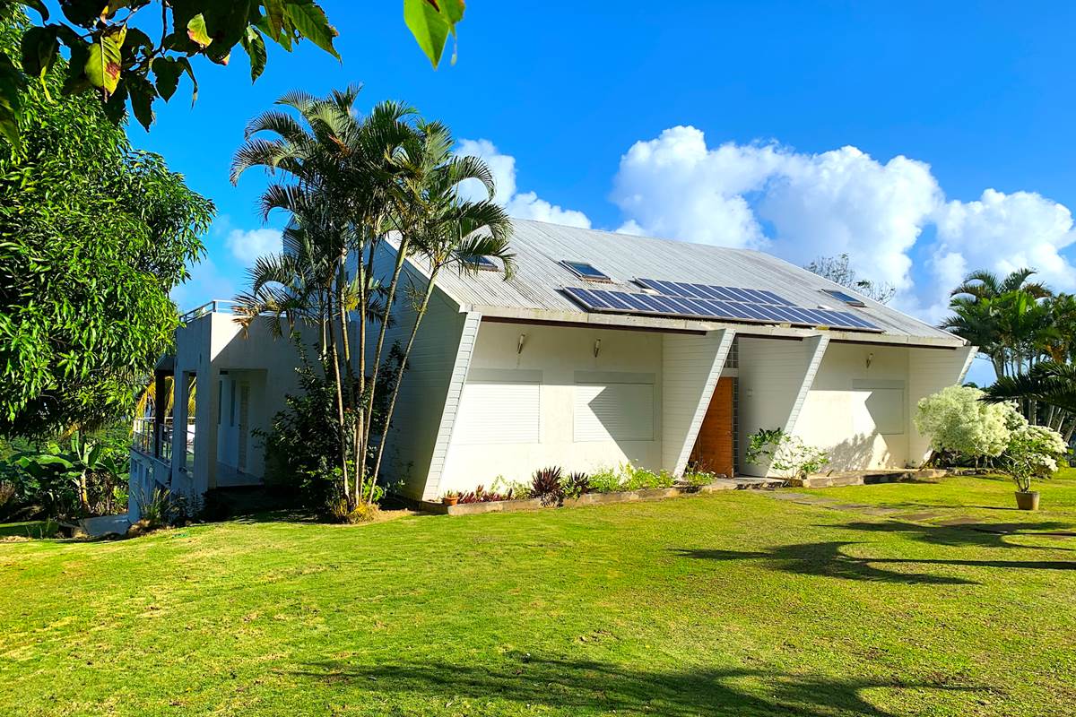 Vue globale avec maison des propriétaires à l'étage