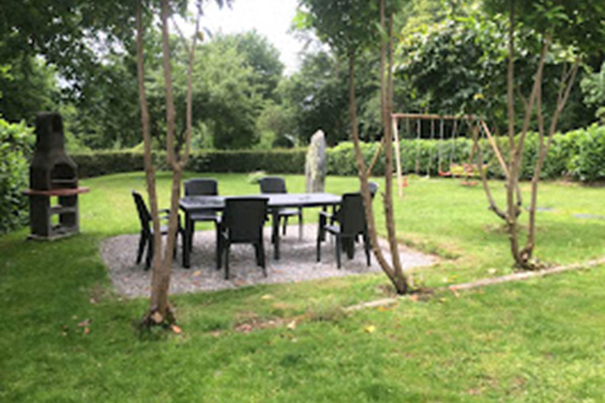 Espace détente avec salon de jardin extérieur – Location idéale