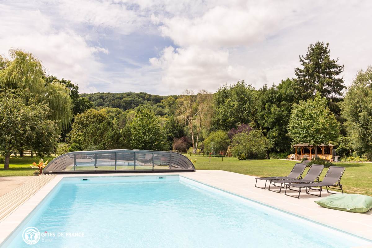 Piscine couverte et chauffée du 01 mai au 15 septembre (11Mx5M)