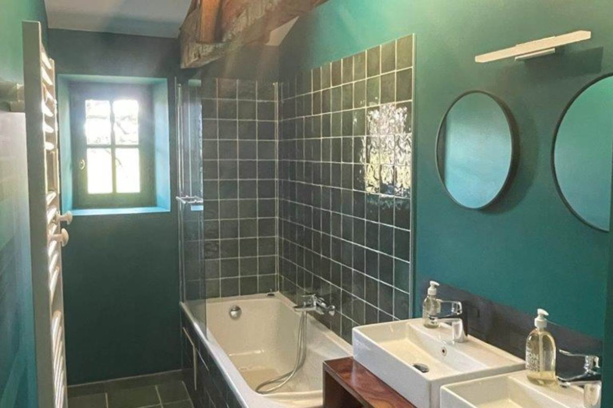 Chambre lit double, étage, salle de bain privative, vue jardin, vignoble, chambres d'hôtes