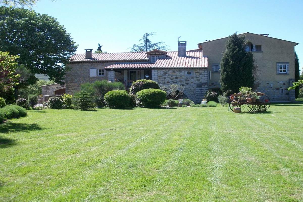 location gîte de groupe avec piscine au domaine Montloubier à Villeneuve de berg en ardèche et Rhône alpes  15 à 24 personnes