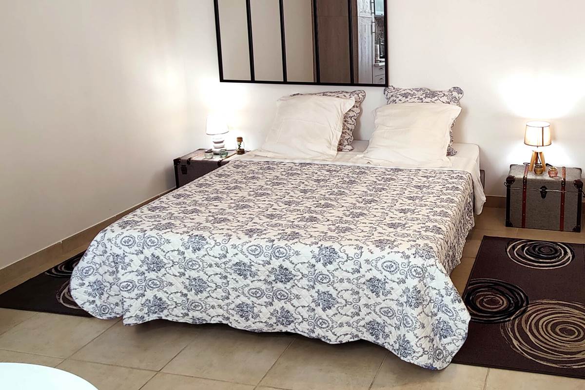 Lit queen size au rez de chaussée