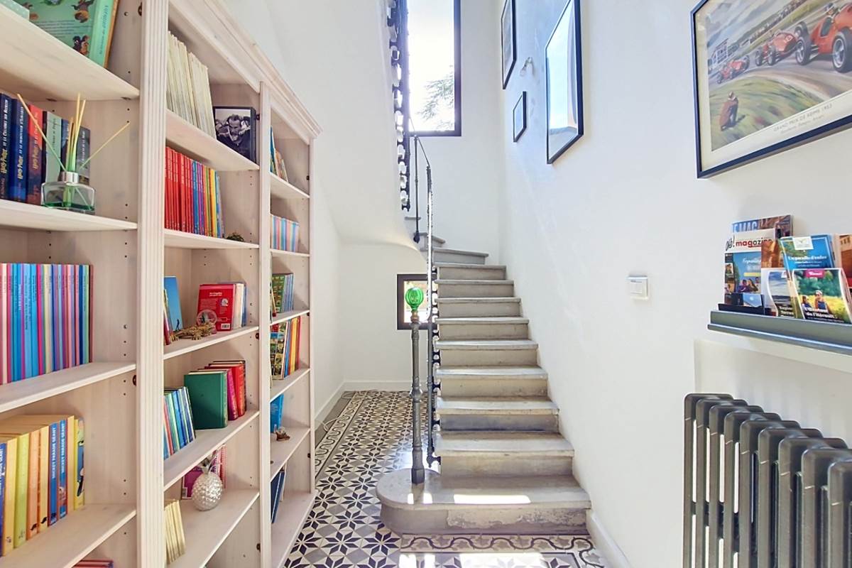 Escalier ancien, bibliothèque et carreaux de ciment de La Vigneronne