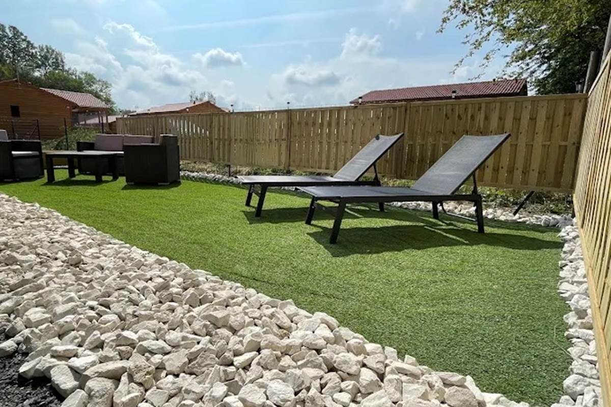 jardin privé avec transats et salon de jardin