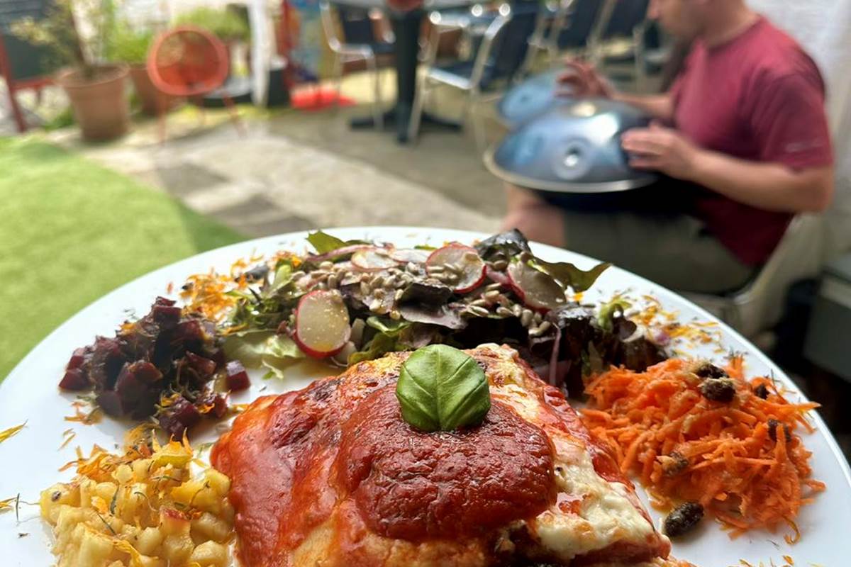 Restaurant-Boutique "Harmonie du Monde" : plats maison, produits frais majoritairement bio et locaux. Attenant à vos Gîtes "Le Chant des Sources" à Gimel-les-Cascades (19).