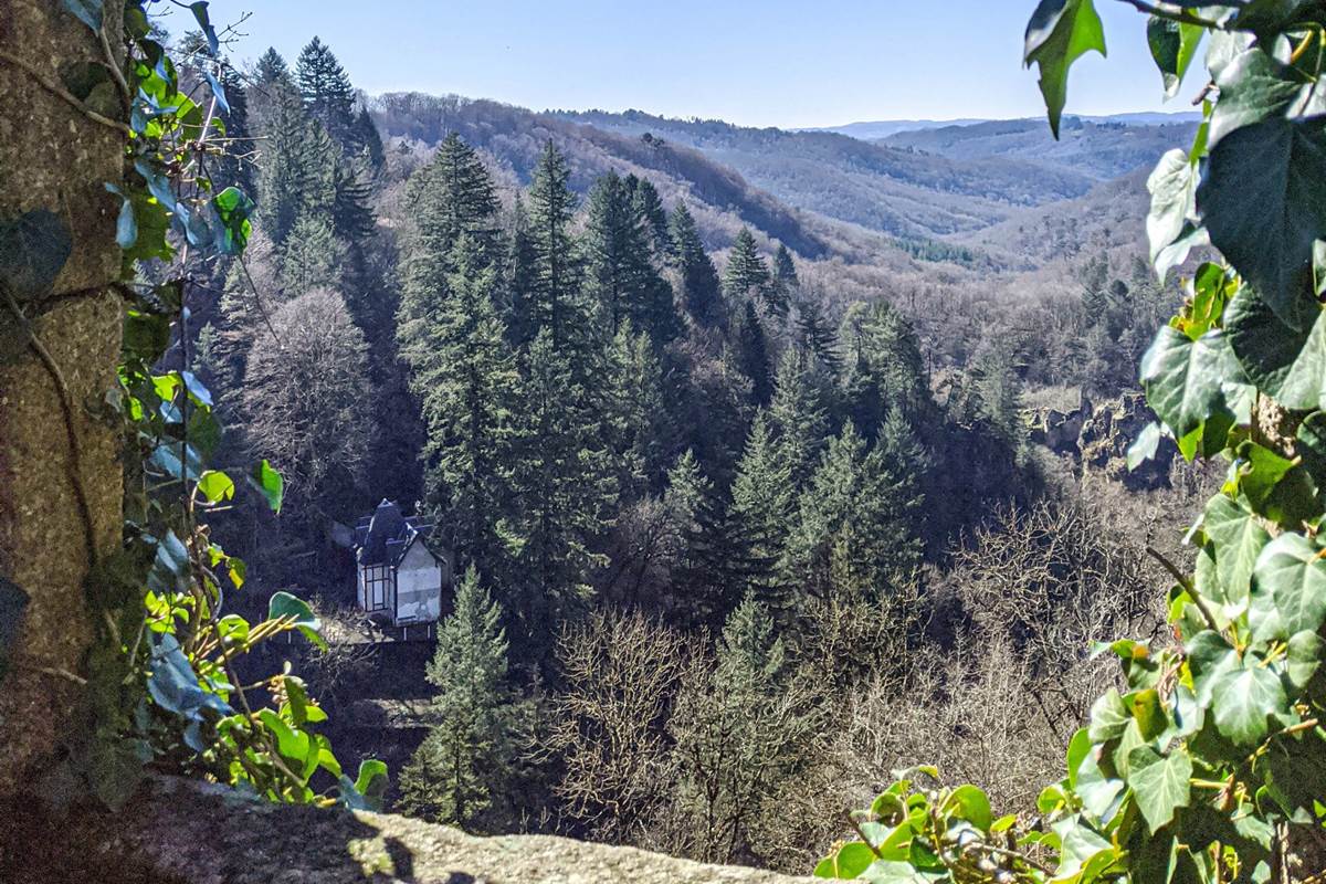 Vue depuis les ruines du château de Gimel-les-Cascades (19), à deux pas de vos Gîtes "Le Chant des Sources"..