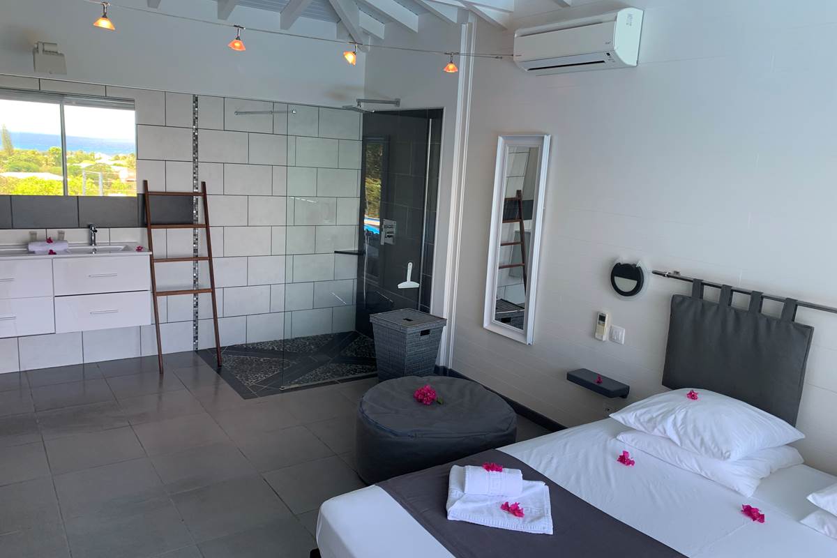 Salle de douche à l'italienne ouverte sur la chambre