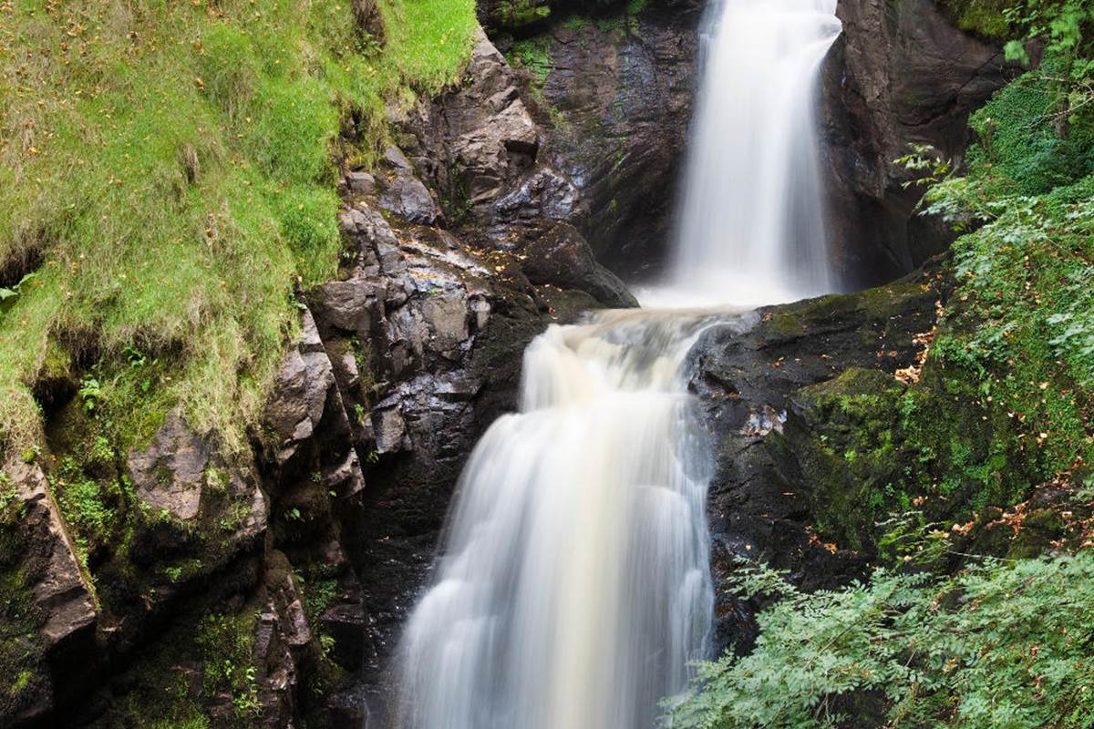 Cascade "Le grand Saut", 45 mètres de haut, dans le Parc situé au pied de nos Gîtes "Le Chant des Sources" à Gimel-les-Cascades (19).