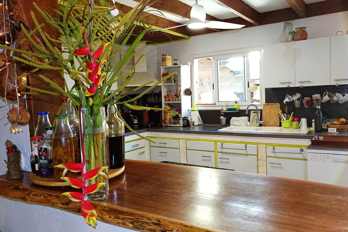 cuisine-equipee-et-conviviale-chambre-dhotes-dodo-sale-sud-de-la-reunion.jpg