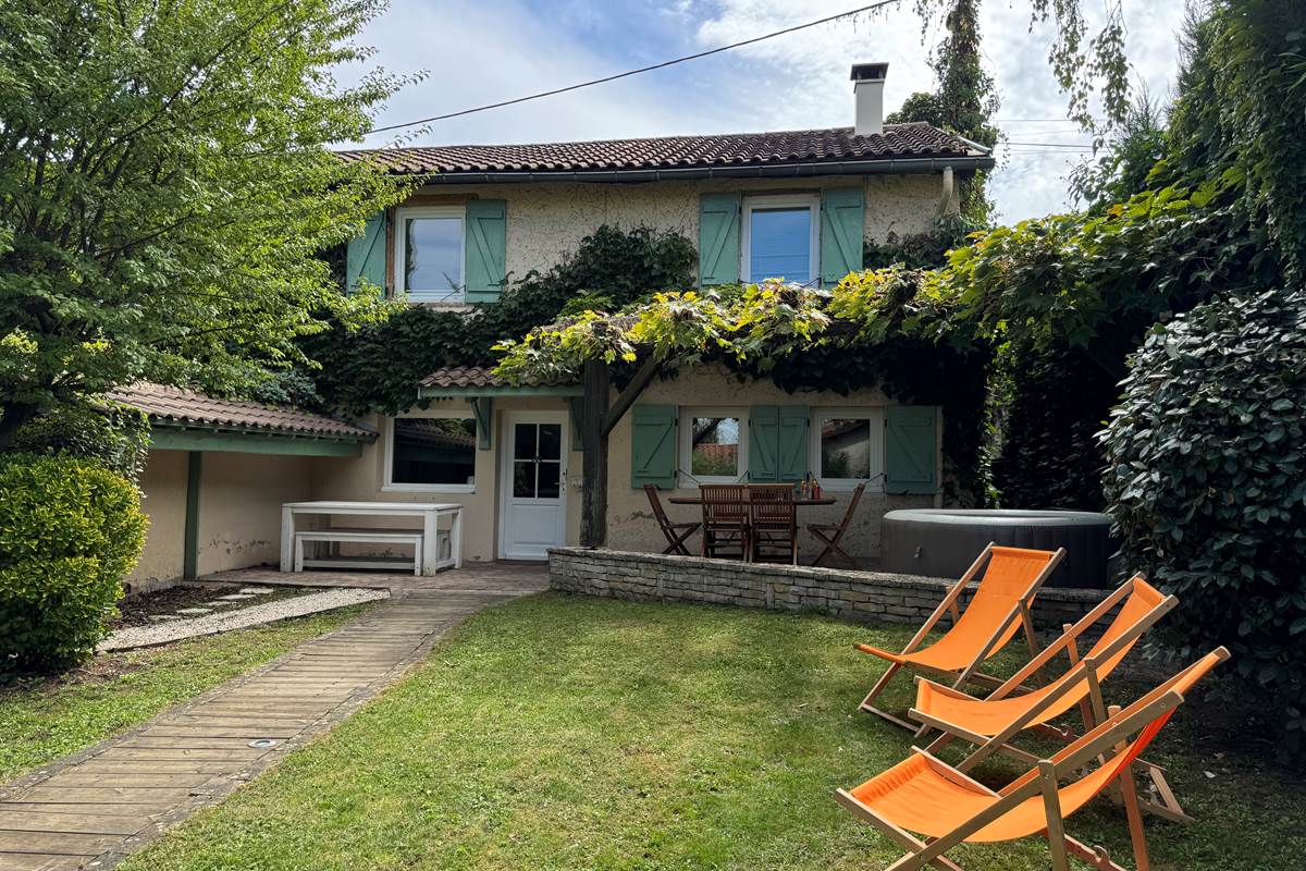 Maison vue générale, terrasse, jardin, jacuzzi