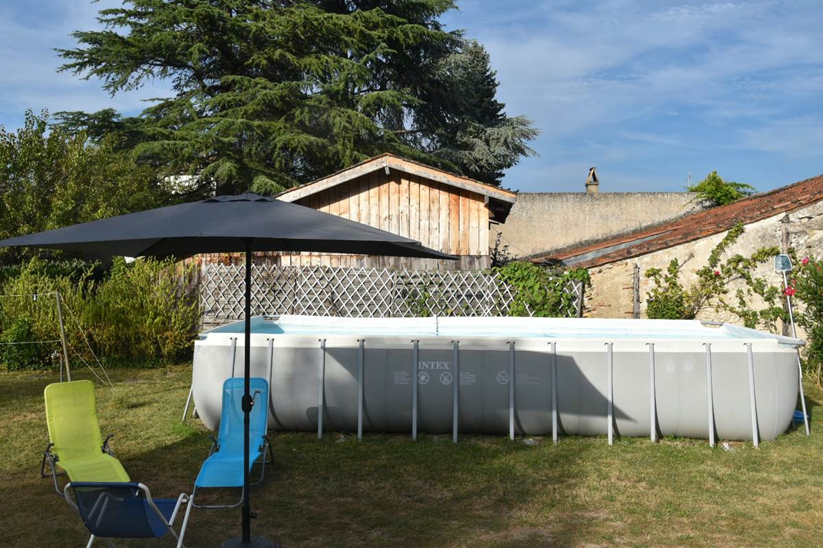 Piscine-parasols-plage-transat-Chambre d'hôte