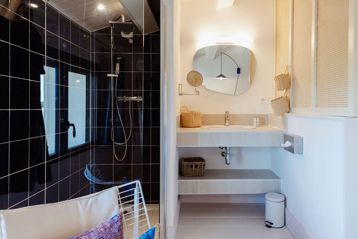 Le Chai Roudoudou, salle d'eau avec douche à l'italienne et simple vasque