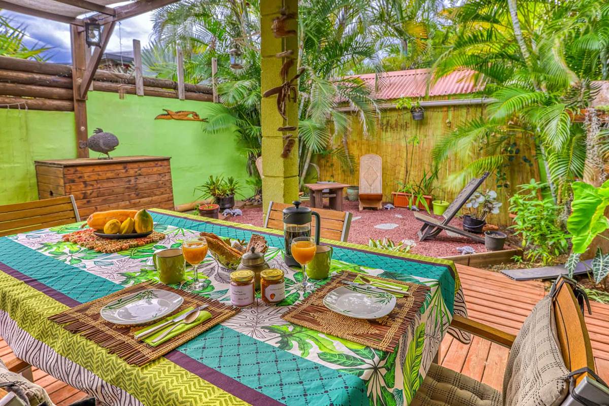 table-du-petit-dejeuner-creole-chambre-dhotes-dodo-sale-a-la-reunion.jpg