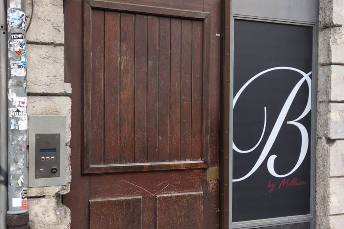 l'entrée de l'immeuble, à gauche