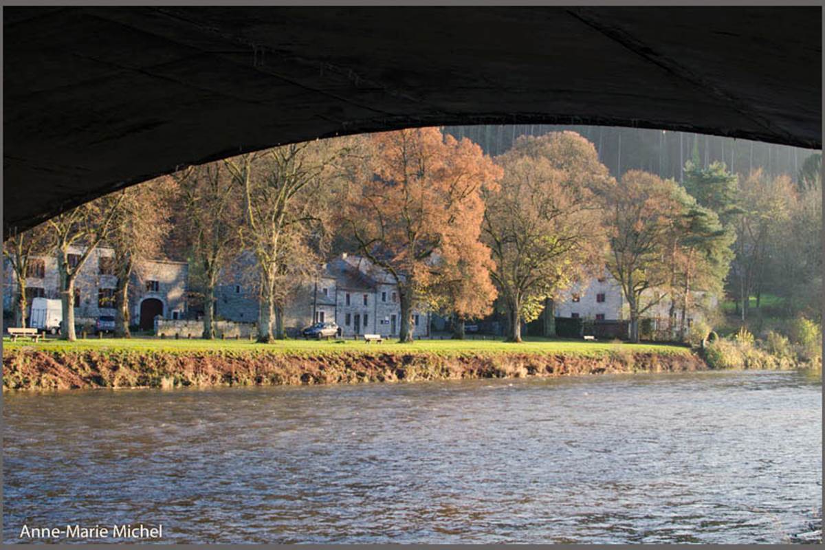 Vue du dessous le pont de Hamoir. Que c'est beau l'automne i