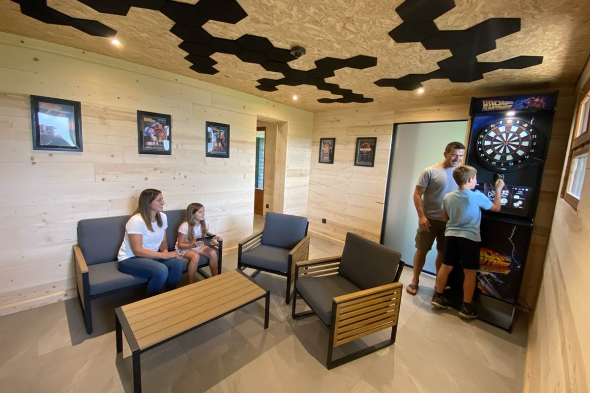 Salle de jeux avec jeu de fléchettes professionnel et Karaoké