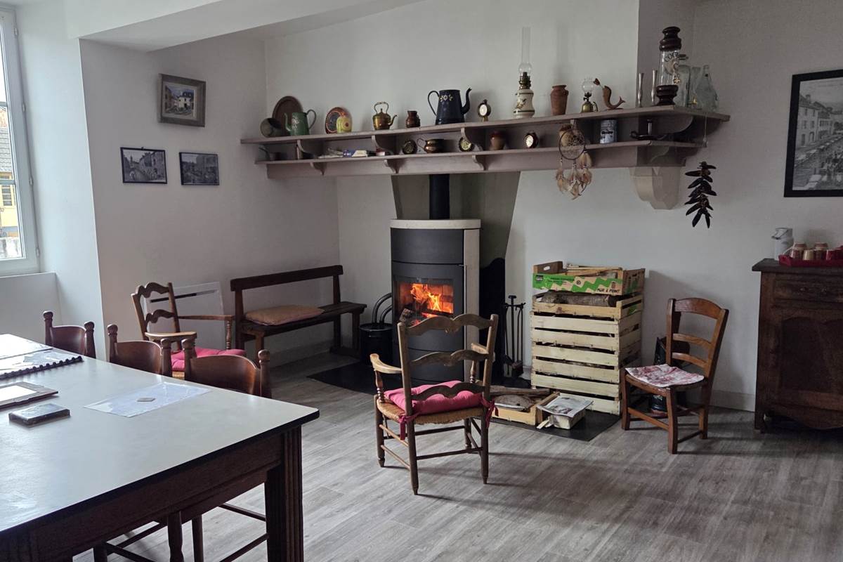 Salle à manger et poêle à bois