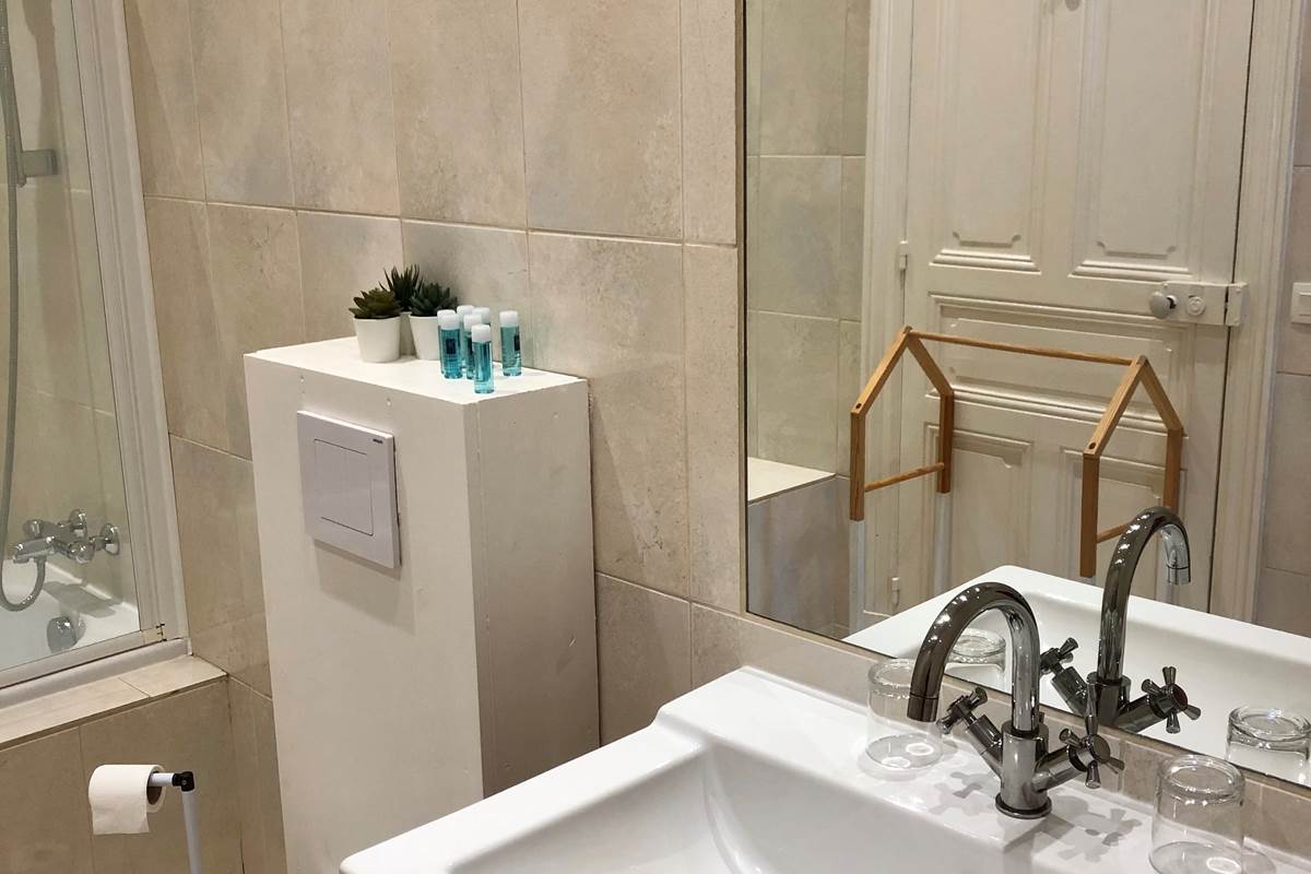 Salle de bain baignoire douche toilette