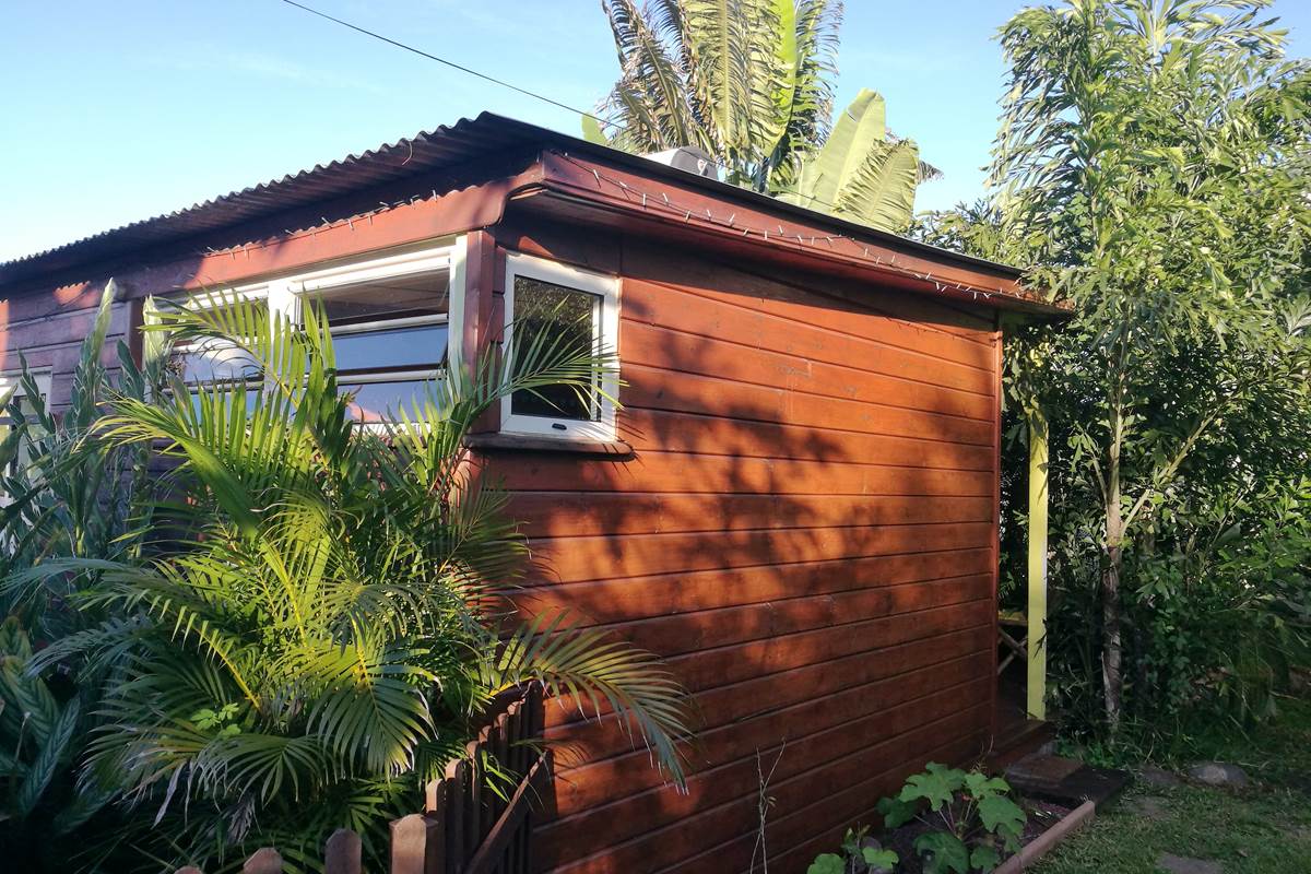 bungalow-en-bois-ti-caze-nature-hebergement-nature-a-etang-sale.jpg