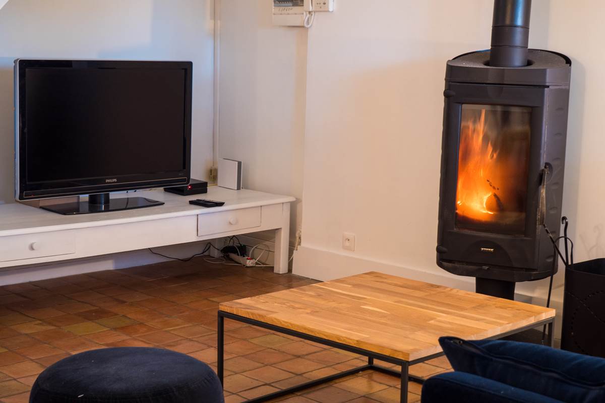 salon-poêle-location-maison-vacances-charly-proche-lyon