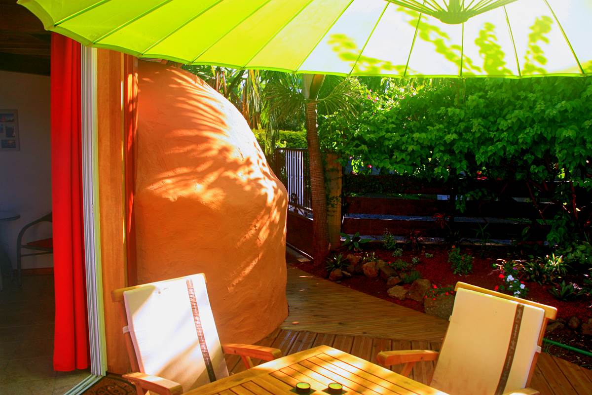 terrasse-jardin-privatif-ti-location-meublee-ti-caze-dodo-etang-sale-974.jpg