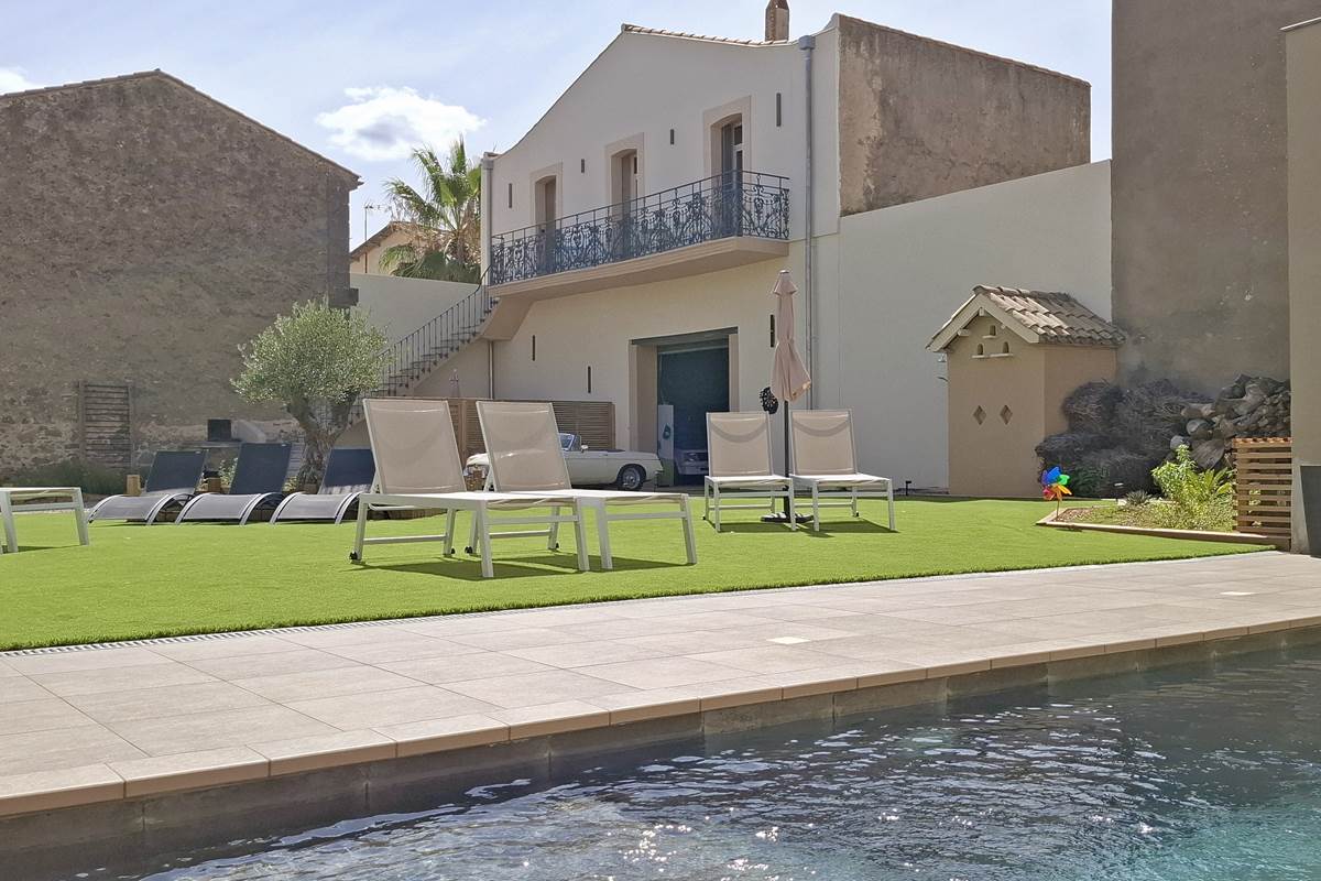 Piscine chauffée et jardin du gîte Le Ramonetage à Montblanc dans l’Hérault