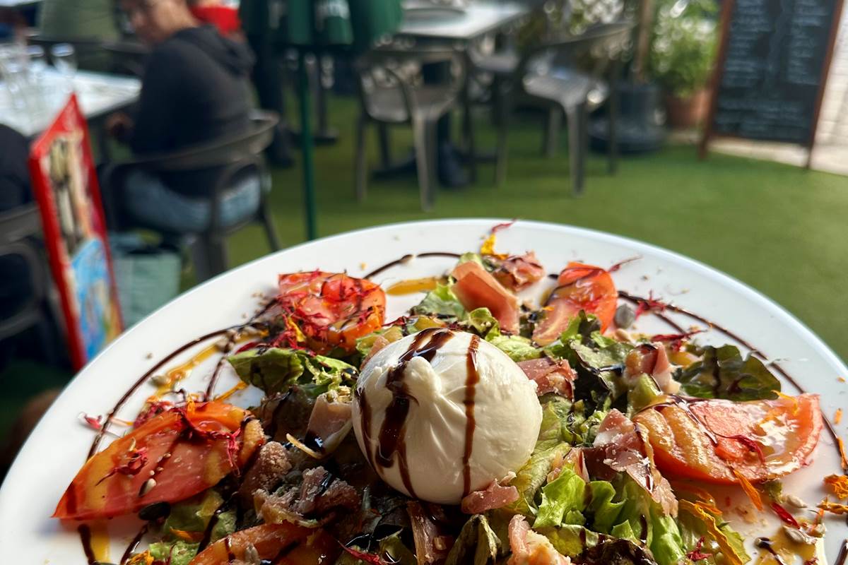 Restaurant-Boutique "Harmonie du Monde" : plats maison, produits frais majoritairement bio et locaux. Attenant à vos Gîtes "Le Chant des Sources" à Gimel-les-Cascades (19).