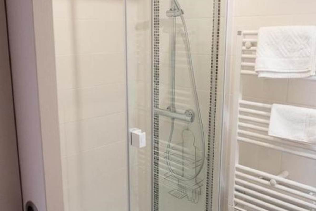 Gite : Salle d'eau avec Douche spacieuse 120cm.