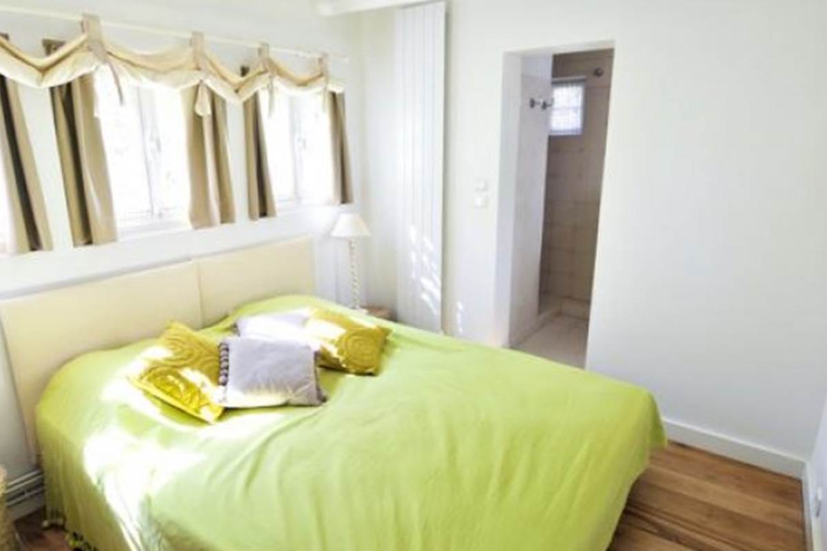 Chambre RDC avec sa salle de bain/wc privée