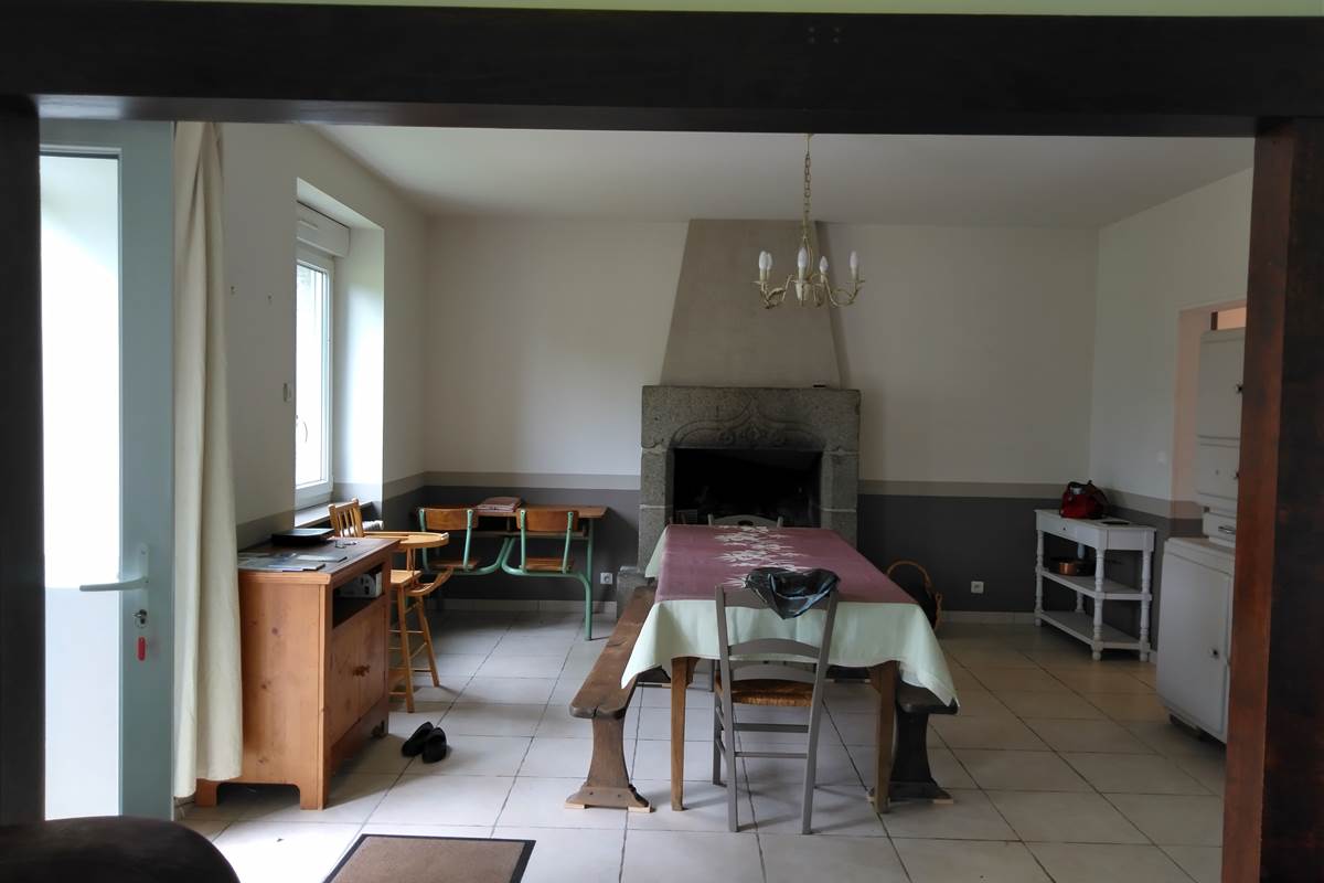 La salle à manger près de la cheminée pour vous réchauffer