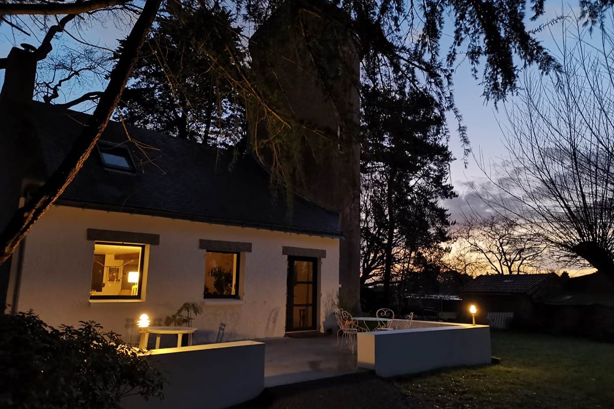 Vue de nuit de la facade du moulin de La Retardière à Orvault