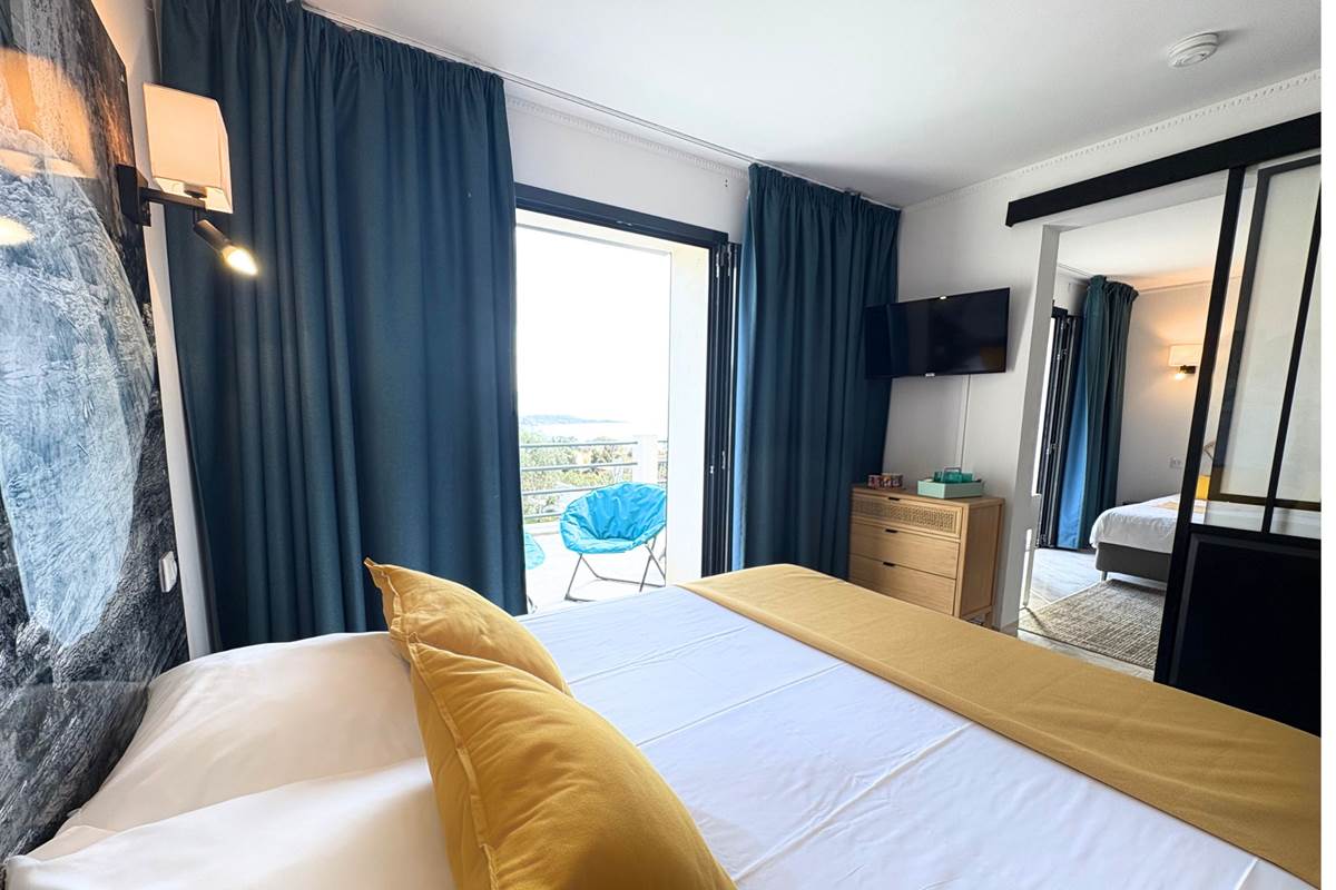 Chambre d'hôtes proche plage avec verrière donnant accès à la chambre d'enfants