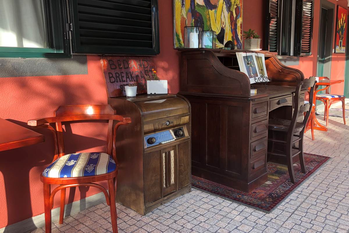 Espaces dînatoire devant chaque chambre pique-nique et aliments interdits en chambres  - Dining areas in front of each picnic room and food prohibited in rooms