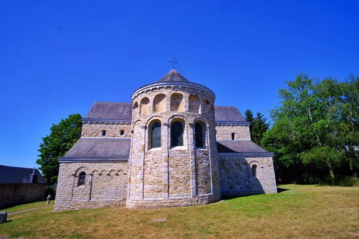 L'église de Xhignesse jouxte nos gîtes