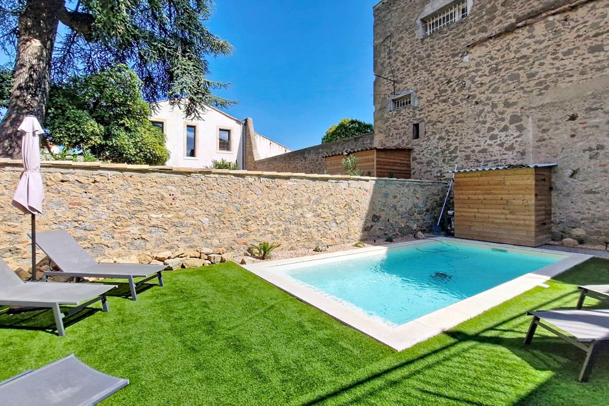 Piscine privée et espace détente du gîte Le Pressoir à Montblanc dans l’Hérault
